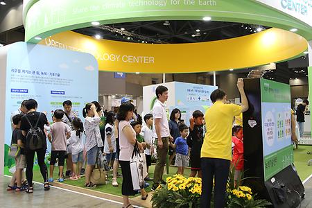 2017 대한민국 과학창의축전 녹색기술센터 부스 전경 사람들이 게임을 하기 위해 줄을 서 있다.