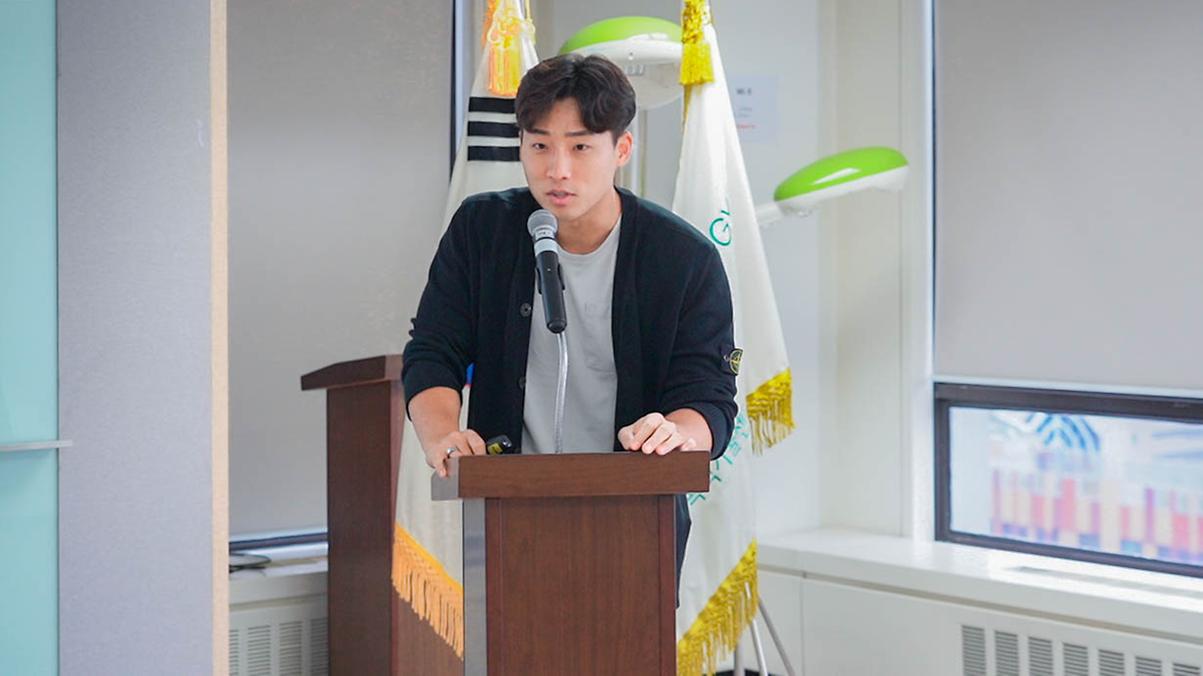 StarsTech Yang Seung Chan Representative giving a lecture picture