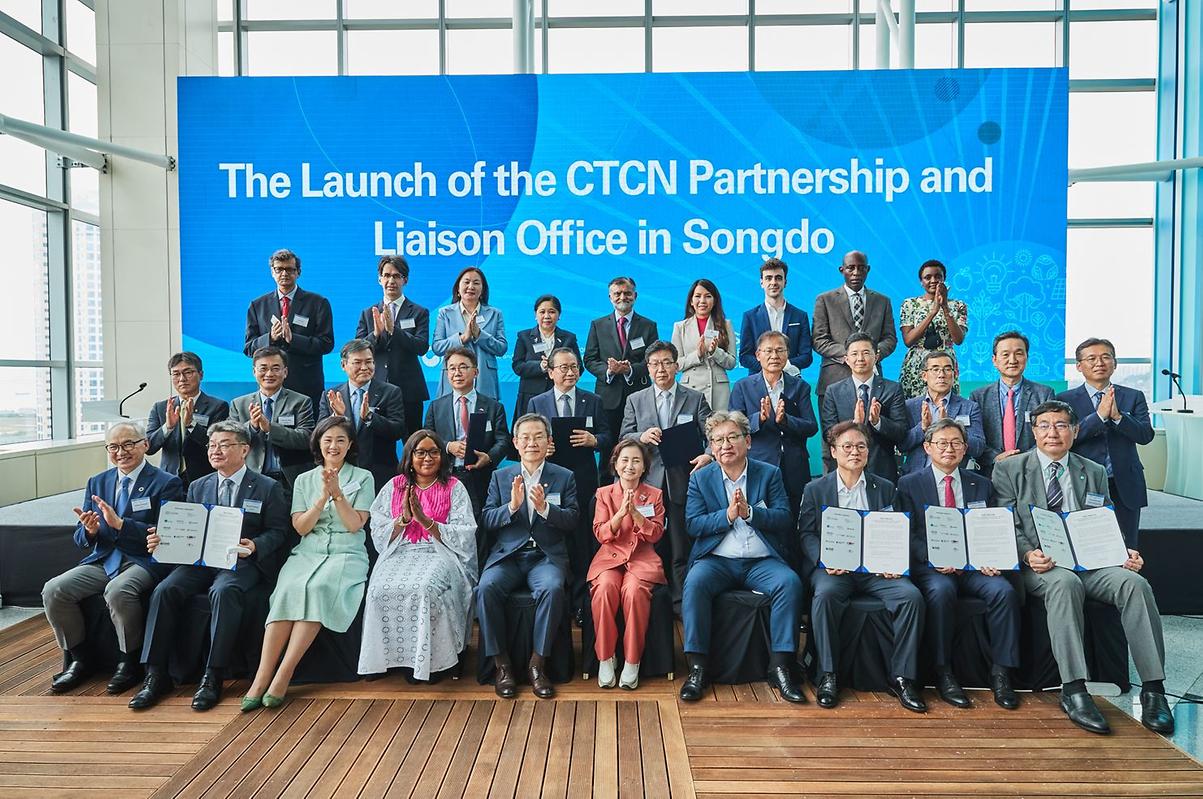 The launching ceremony of the CTCN PLO(Partnership and Liaison Office) in Songdo group picture